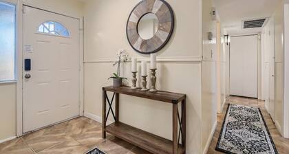 Cheerful Home with Game Room! 10 Min to Strip!