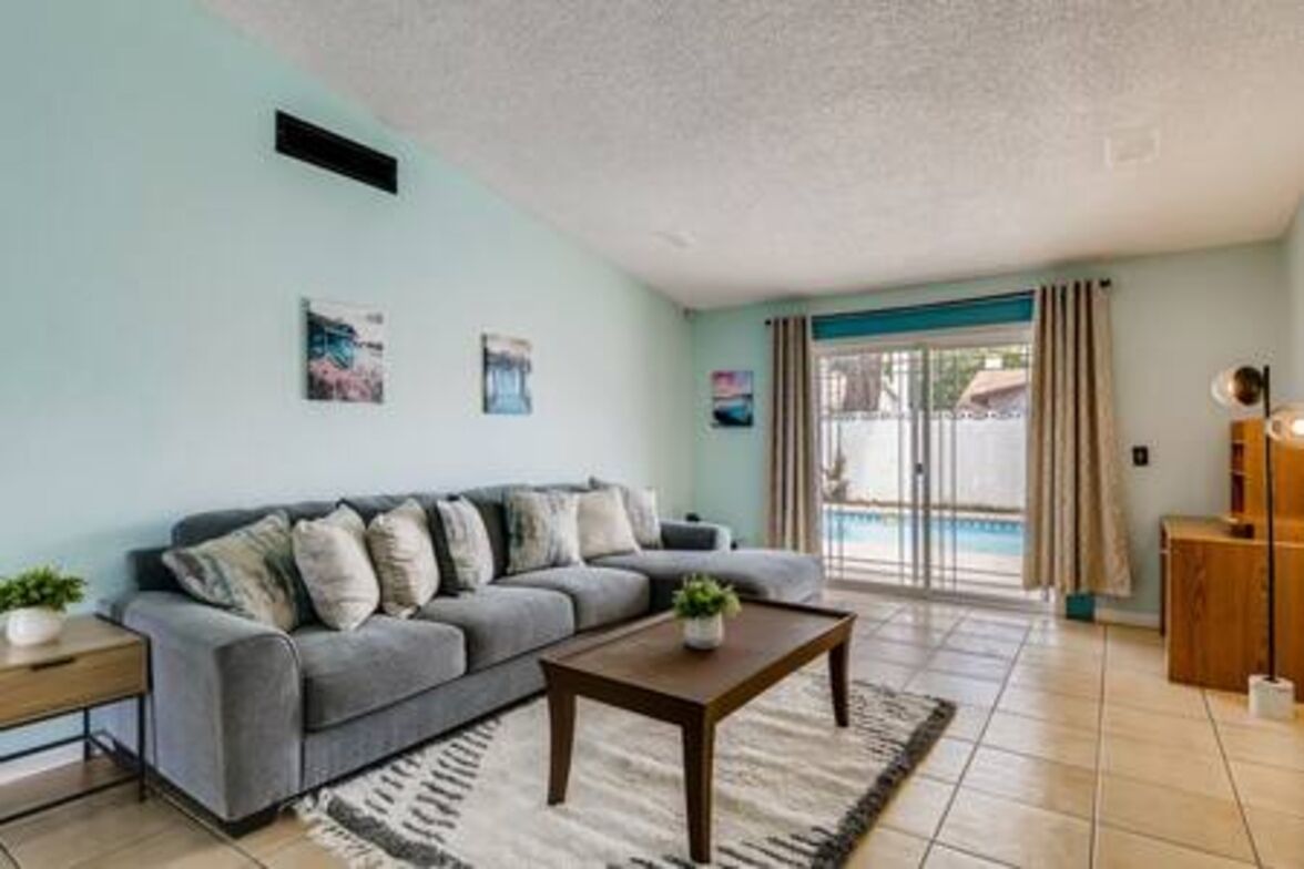 Televisión y chimenea 