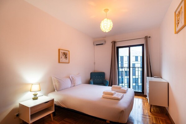 Een strijkplank/strijkijzer, internet, beddengoed