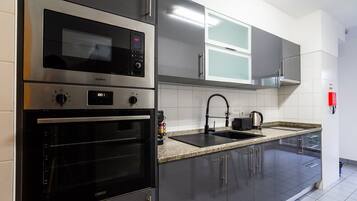 Réfrigérateur, micro-ondes, four, cafetiÚre/bouilloire