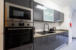 Een koelkast, een microgolfoven, een oven