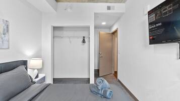 Escritorio, tabla de planchar con plancha, wifi y ropa de cama