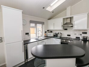 Cookware/dishes/utensils - Erisa (Narberth)