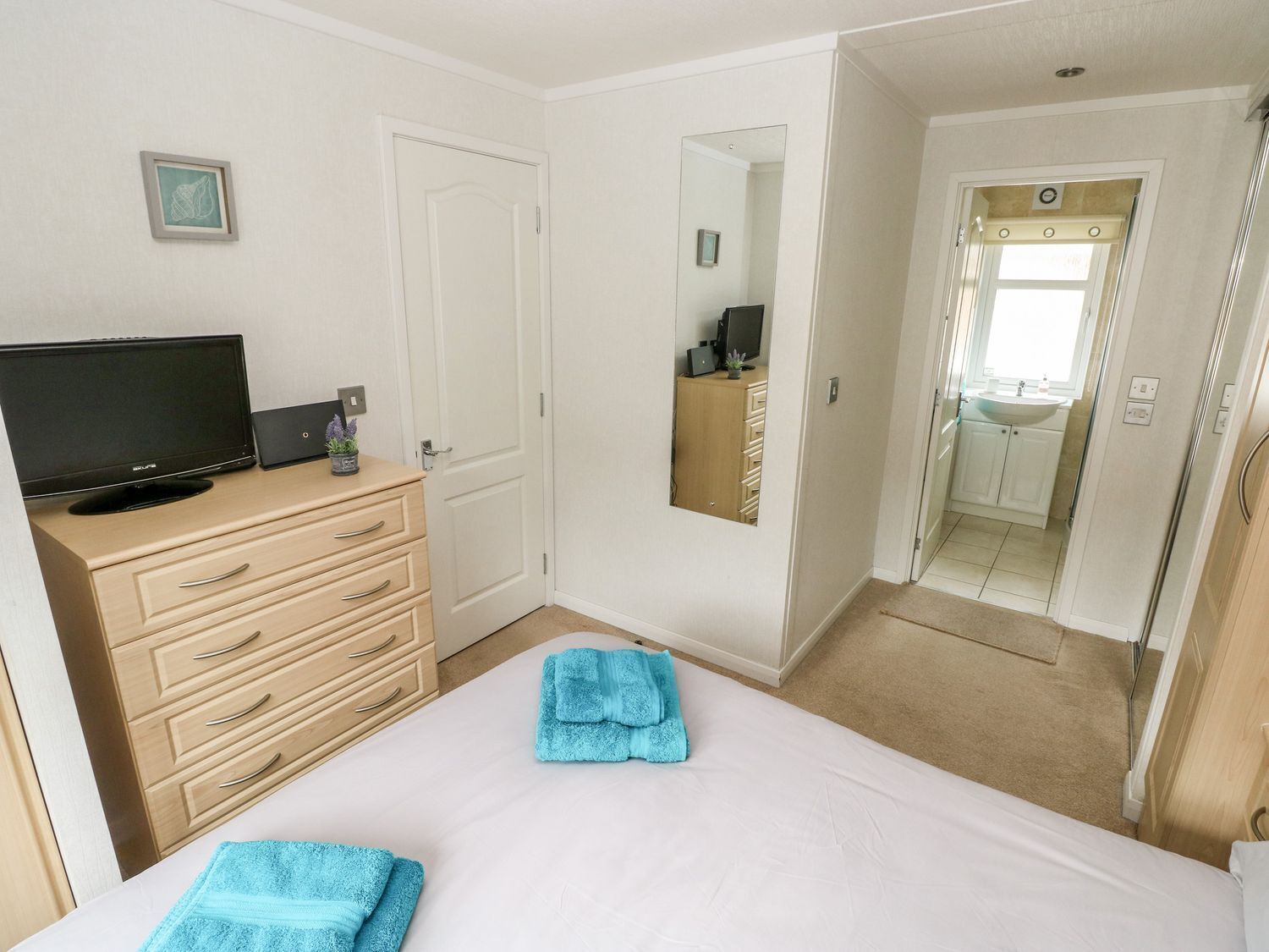 3 yatak odası, ayrı ayrı dekore edilmiş, ayrı ayrı döşenmiş 