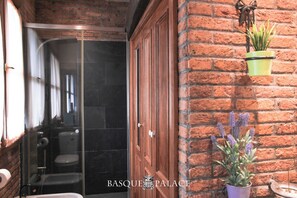 Shower, jetted tub, hair dryer, bidet - Birds Junior Suite at Basque Palace (Mungia)