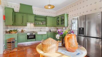 Køleskab, mikrobølgeovn, ovn, kogeplade