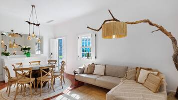 Een televisie, een open haard, videogames en een stereo