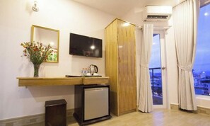 Blackout drapes, free WiFi