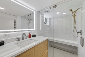 Handtücher, Seife, Shampoo, Toilettenpapier