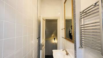 Ducha, secador de pelo, bidet, toallas