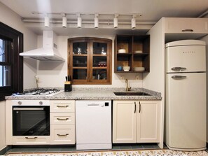 Oven, stovetop, dishwasher - 4-bedroom with AC Historic House in İstanbul Şişli (İstanbul)