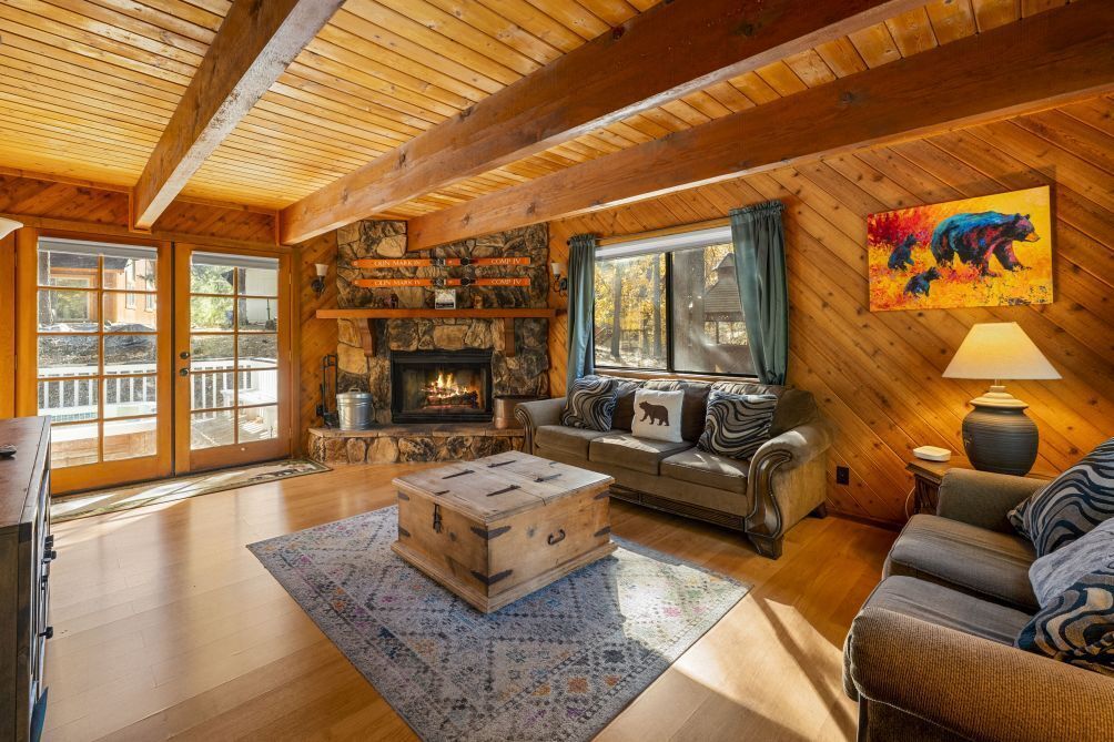 Televisión y chimenea 