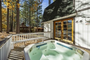 Tina de hidromasaje al aire libre