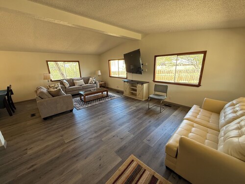 Desert Oasis Retreat   2-bedroom house in charming Littlefield/beaver dam.