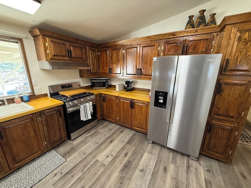 Desert Oasis Retreat   2-bedroom house in charming Littlefield/beaver dam.