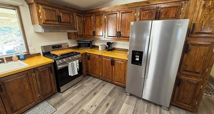 Desert Oasis Retreat 2-bedroom house in charming Littlefield/beaver dam.