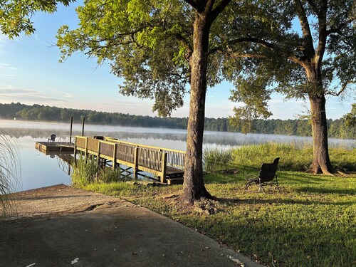 Cozy 2-bedroom cabin on Lake Wateree near Camden, Blythewood, Ridgeway with dock