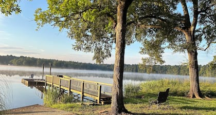 Cozy 2-bedroom cabin on Lake Wateree near Camden, Blythewood, Ridgeway with dock