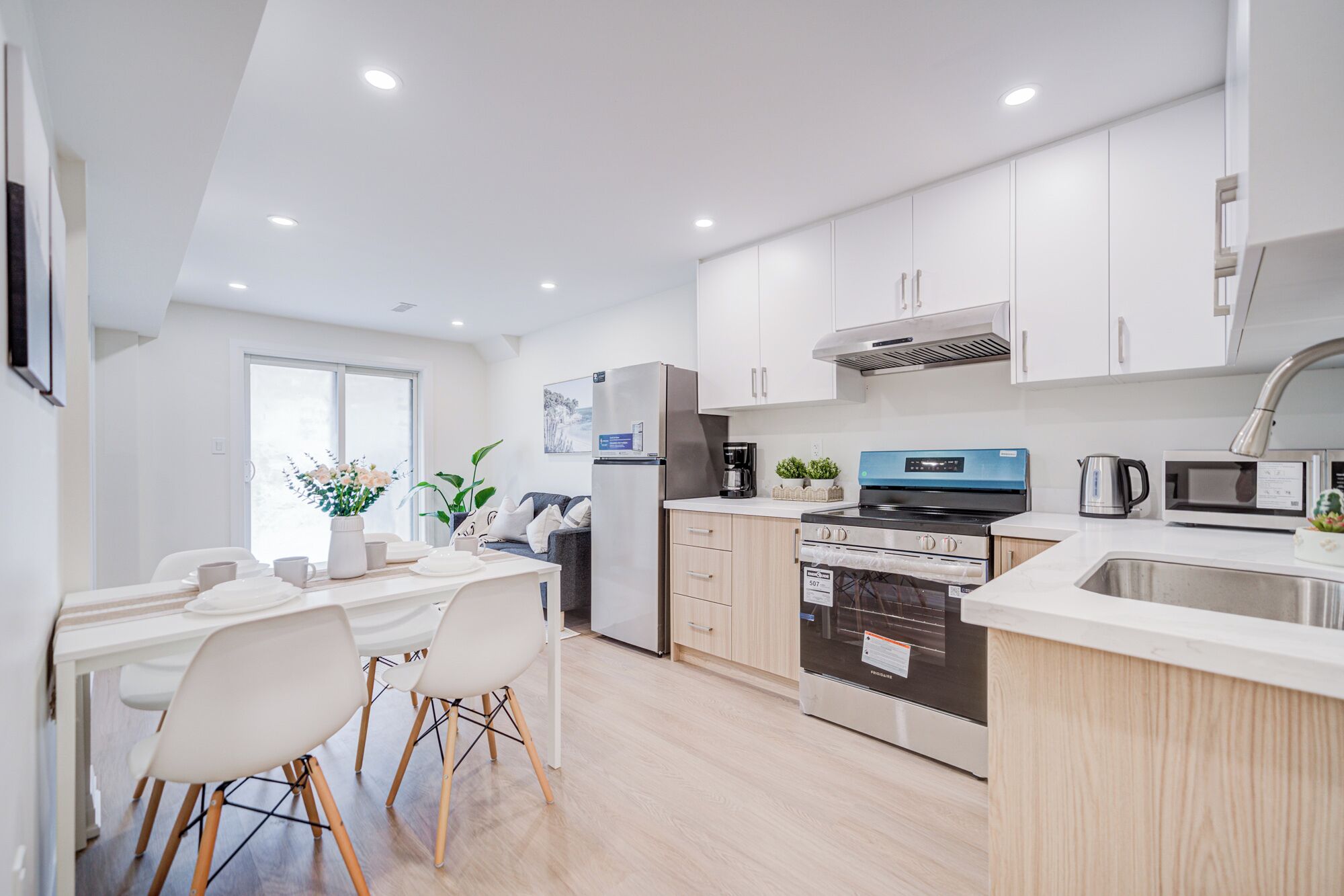 Een microgolfoven, een oven, een kookplaat