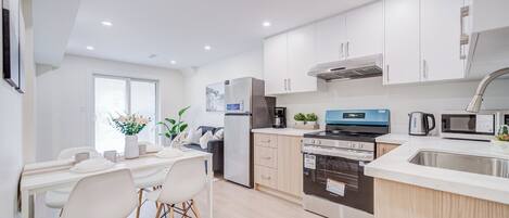 Micro-ondes, four, plaque de cuisson