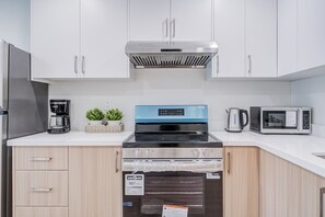 Een magnetron, een oven, een kookplaat