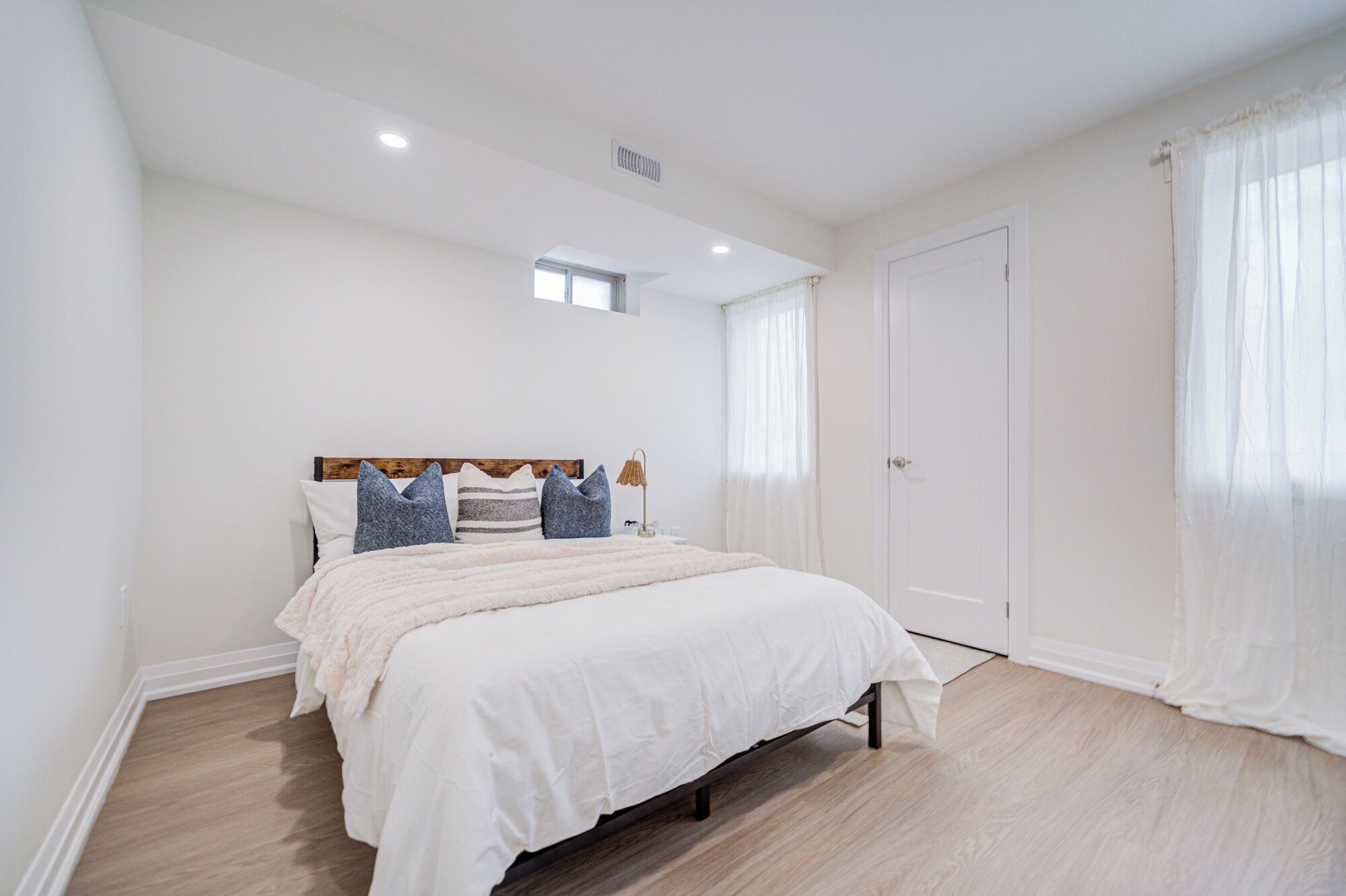 3 bedrooms, iron/ironing board, internet, bed sheets