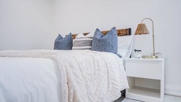 3 bedrooms, iron/ironing board, internet, bed sheets