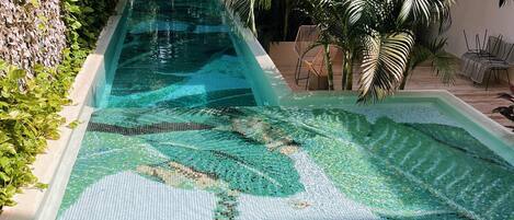 Una piscina al aire libre