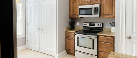 Mikroaaltouuni, uuni, liesi, astianpesukone