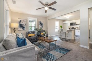 Living area - Cozy 2-bedroom bungalow in cozy East Point GA 15 mins from downtown Atlanta (East Point)