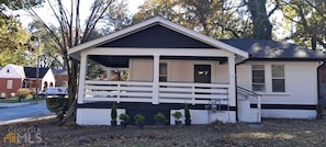 Exterior - Cozy 2-bedroom bungalow in cozy East Point GA 15 mins from downtown Atlanta (East Point)