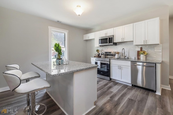 Private kitchen - Cozy 2-bedroom bungalow in cozy East Point GA 15 mins from downtown Atlanta (East Point)