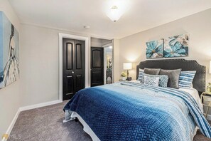 Iron/ironing board, WiFi, bed sheets - Cozy 2-bedroom bungalow in cozy East Point GA 15 mins from downtown Atlanta (East Point)