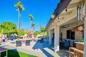Outdoor dining - [Highly Rated] Scottsdale  Luxe- Free Heated Pool + TikiBar + Hot Tub + Gameroom (Scottsdale)