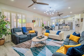 Smart TV, fireplace, video games, table football - [Highly Rated] Scottsdale  Luxe- Free Heated Pool + TikiBar + Hot Tub + Gameroom (Scottsdale)
