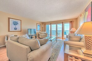 Living area - Ram Sea 408 is a Silver Tier spacious 1- bedroom 1 bath Gulf Front Condo (North Redington Beach)