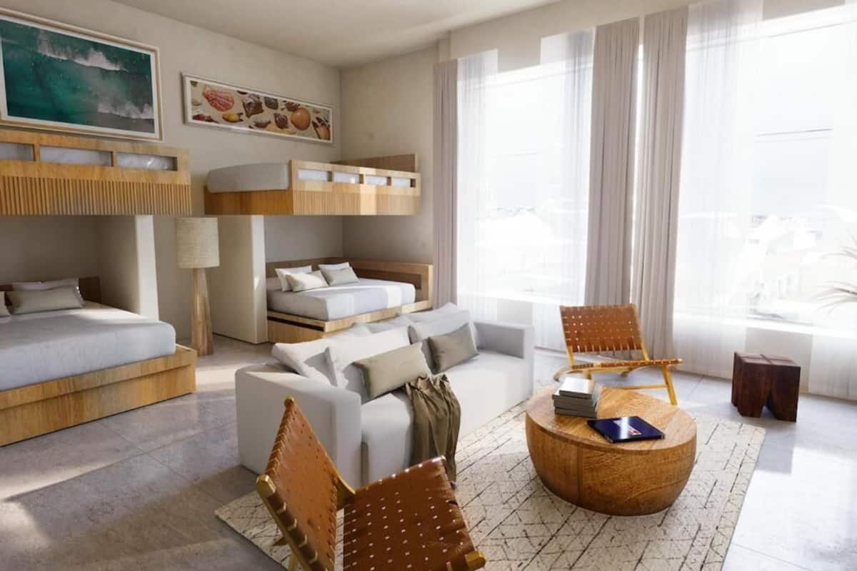 Neljän hengen huone | Tallelokero huoneessa, pimennysverhot, silitysrauta/-lauta