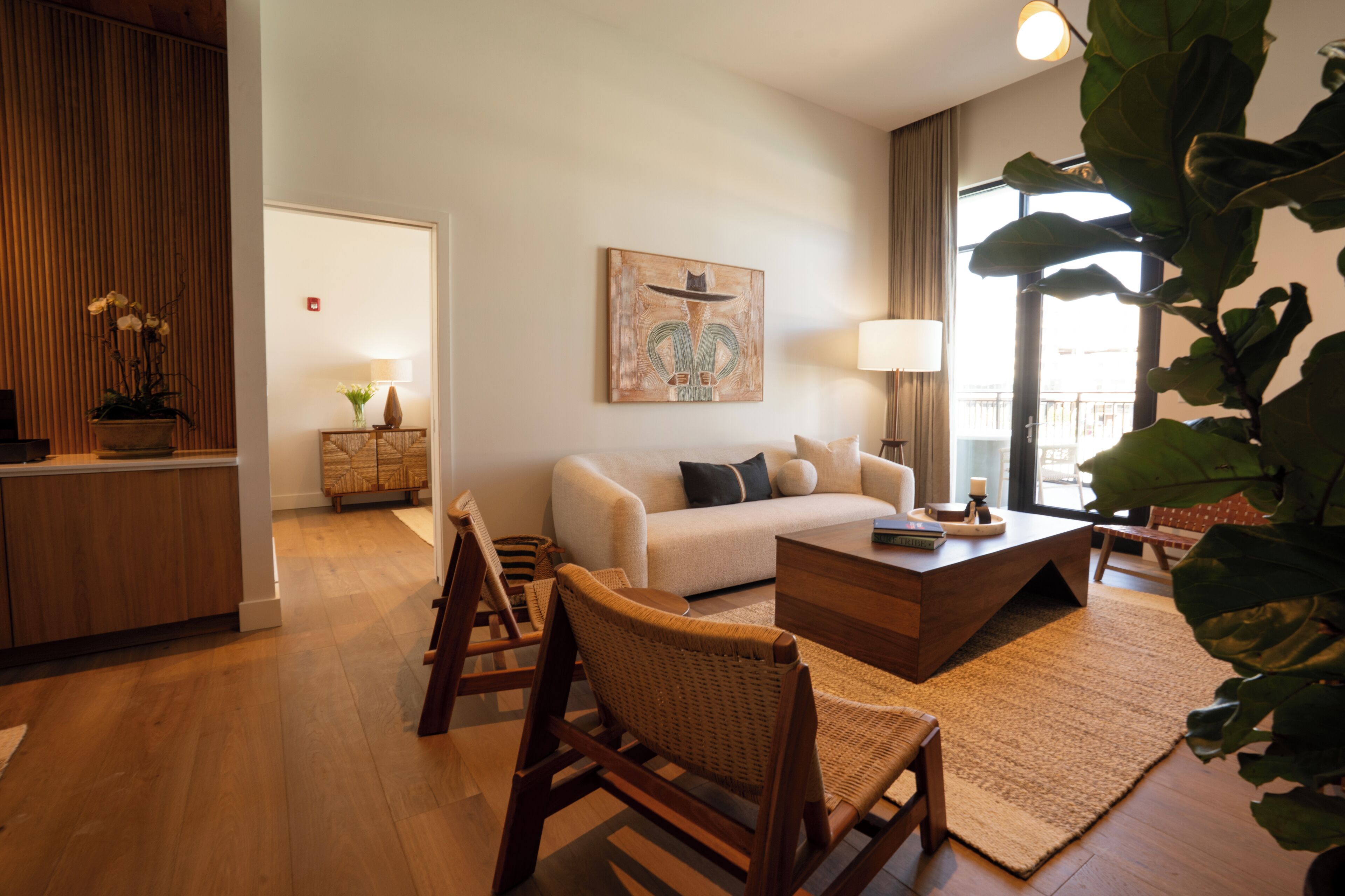 Cove Suite - Lagoon View | Área de estar | TV LCD, serviços de streaming