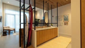 Surfer's King - Lagoon View | Premium bedding, minibar, in-room safe, blackout drapes