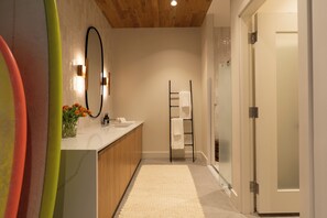 Standardværelse - 1 kingsize-seng | Badeværelse | Gratis toiletartikler, hårtørrer, håndklæder, Sæbe