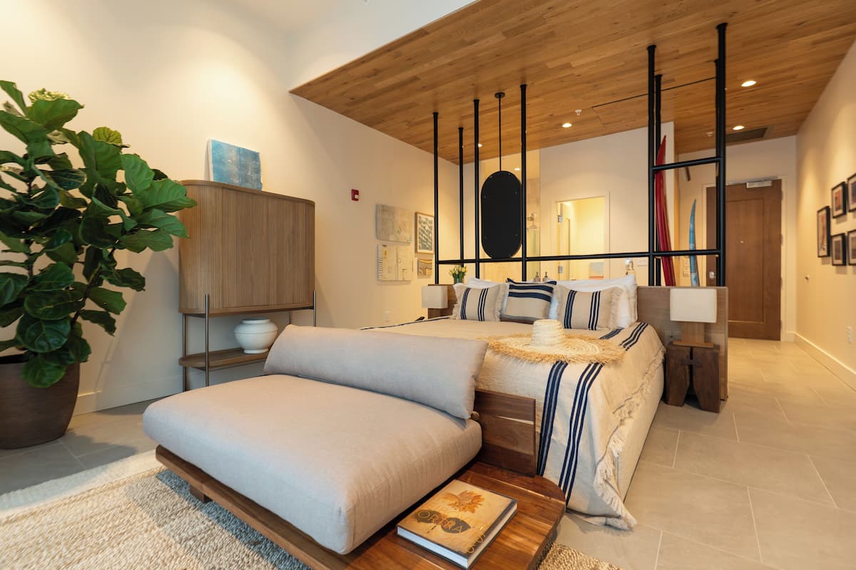 Surfer's King - Wave View | Premium bedding, minibar, in-room safe, blackout drapes