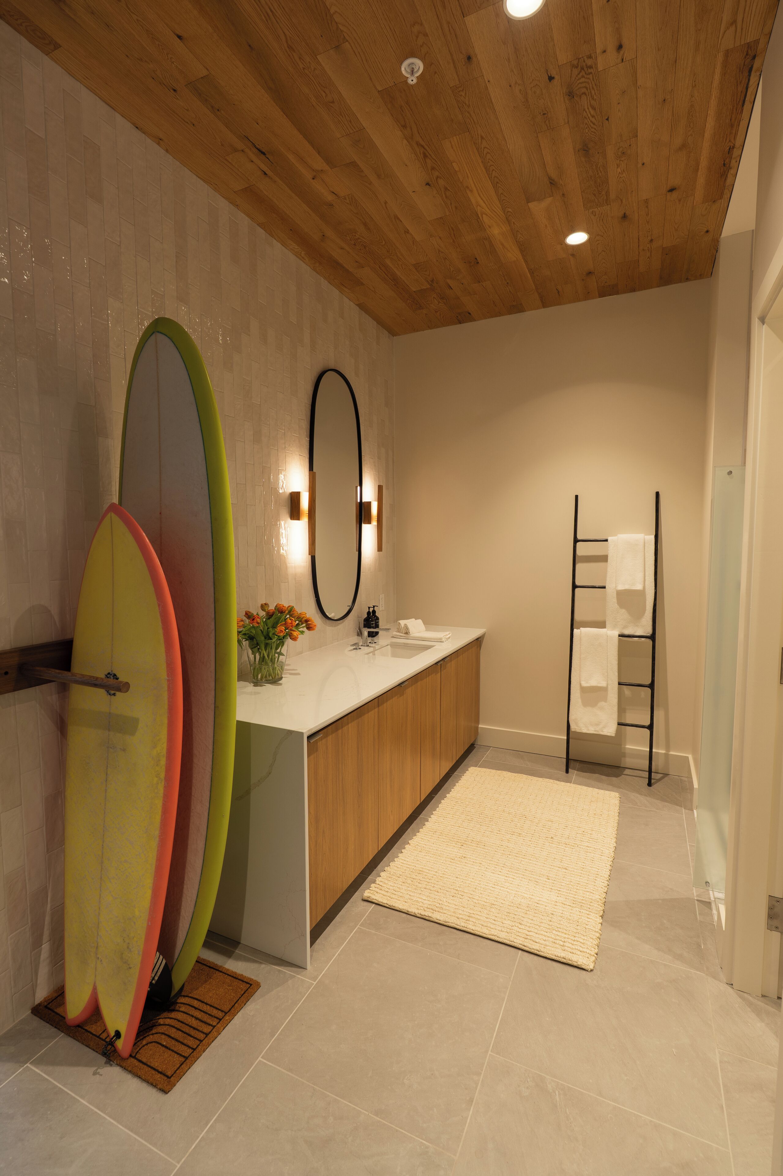 Standard Room, 1 King Bed | Bathroom | Free toiletries, hair dryer, towels, soap