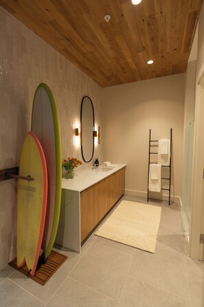 Artículos de tocador gratuitos, secador de pelo, toallas, jabón