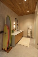 Quarto standard, 1 cama King | Banheiro | Produtos de toalete grátis, secador de cabelo, toalhas de banho 