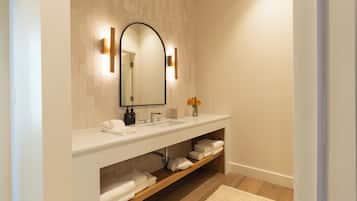 普通開放式套房, 1 張特大雙人床 | 浴室 | 免費盥洗用品、吹風機、毛巾、肥皂