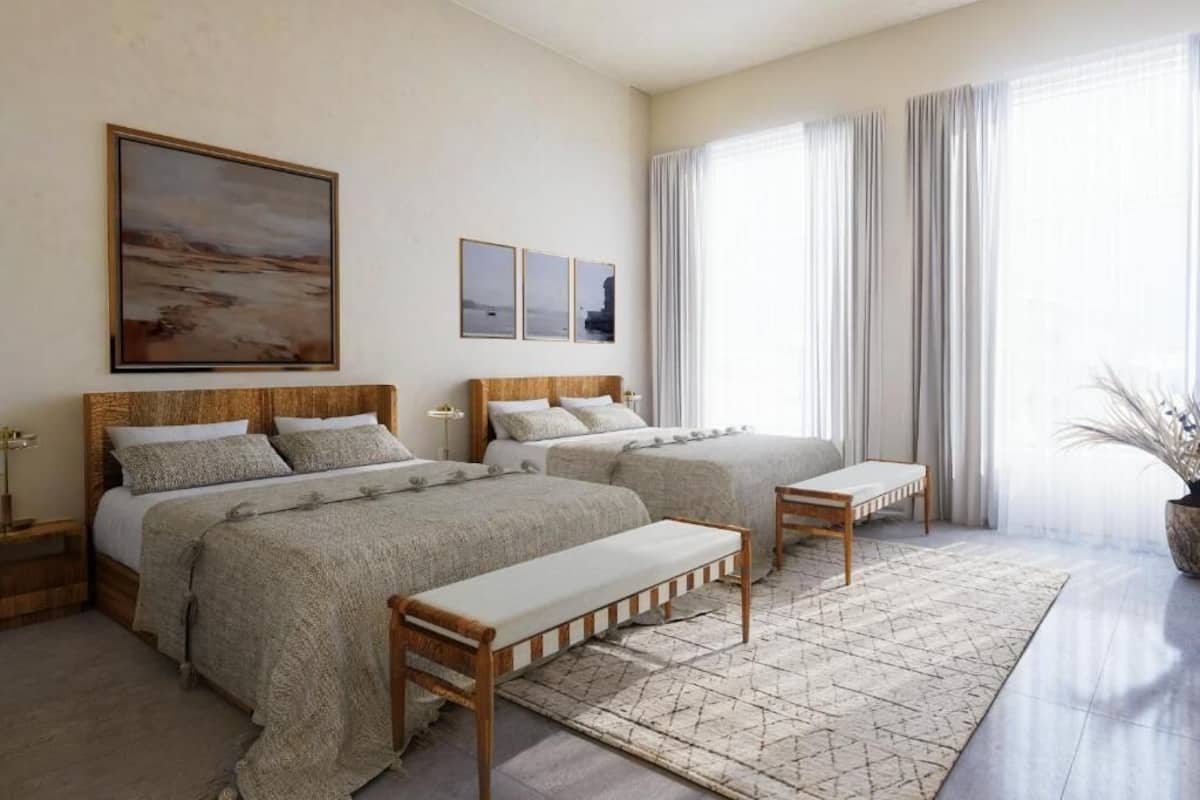 Tallelokero huoneessa, pimennysverhot, silitysrauta/-lauta