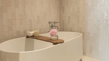 Junior Studio Suite, 1 King Bed | Bathroom