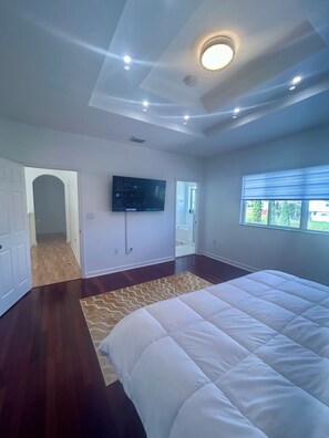 4 bedrooms, iron/ironing board, Internet, bed sheets