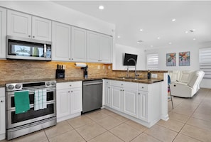 Kjøleskap, mikrobølgeovn, ovn og kokeplater