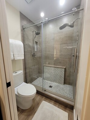 Douche, séchoir à cheveux, serviettes fournies, savon